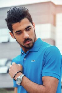 Mann im Poloshirt